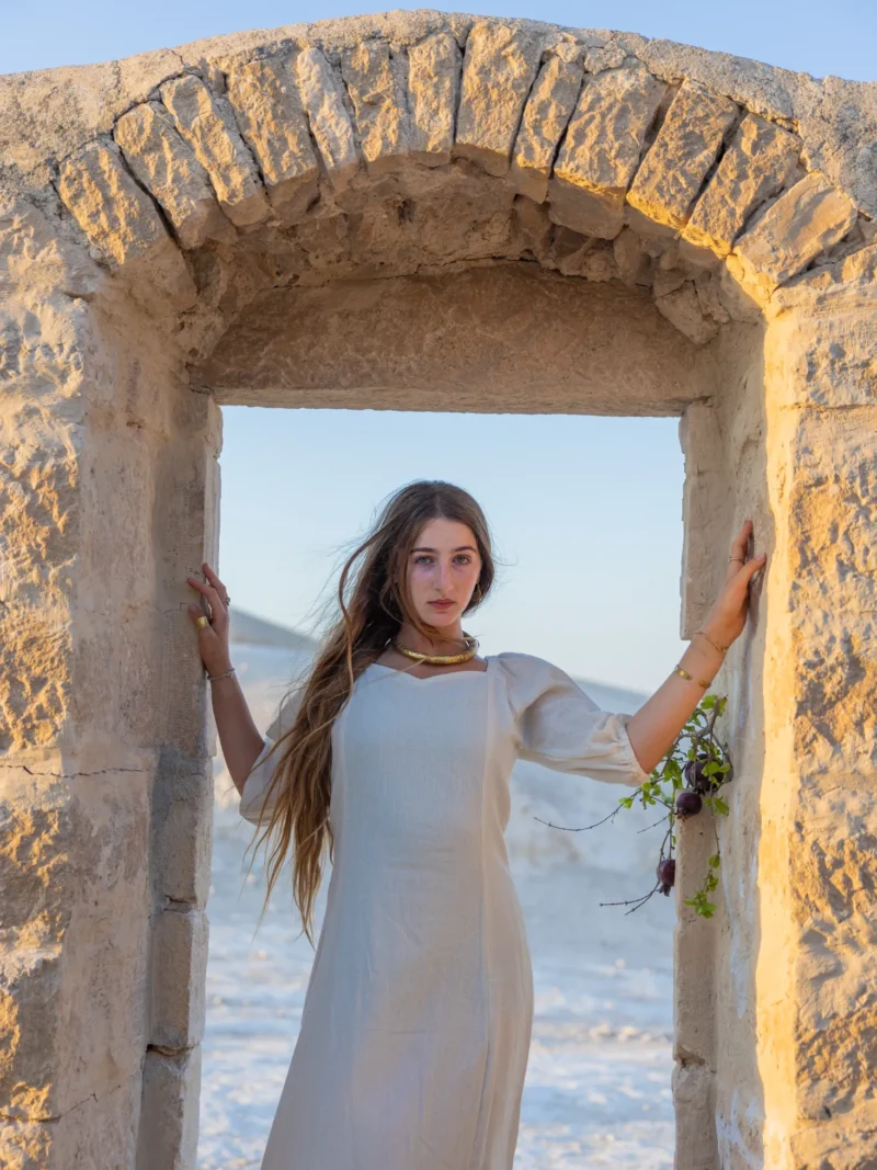 שמלת אינתי בז' שרוול סגור